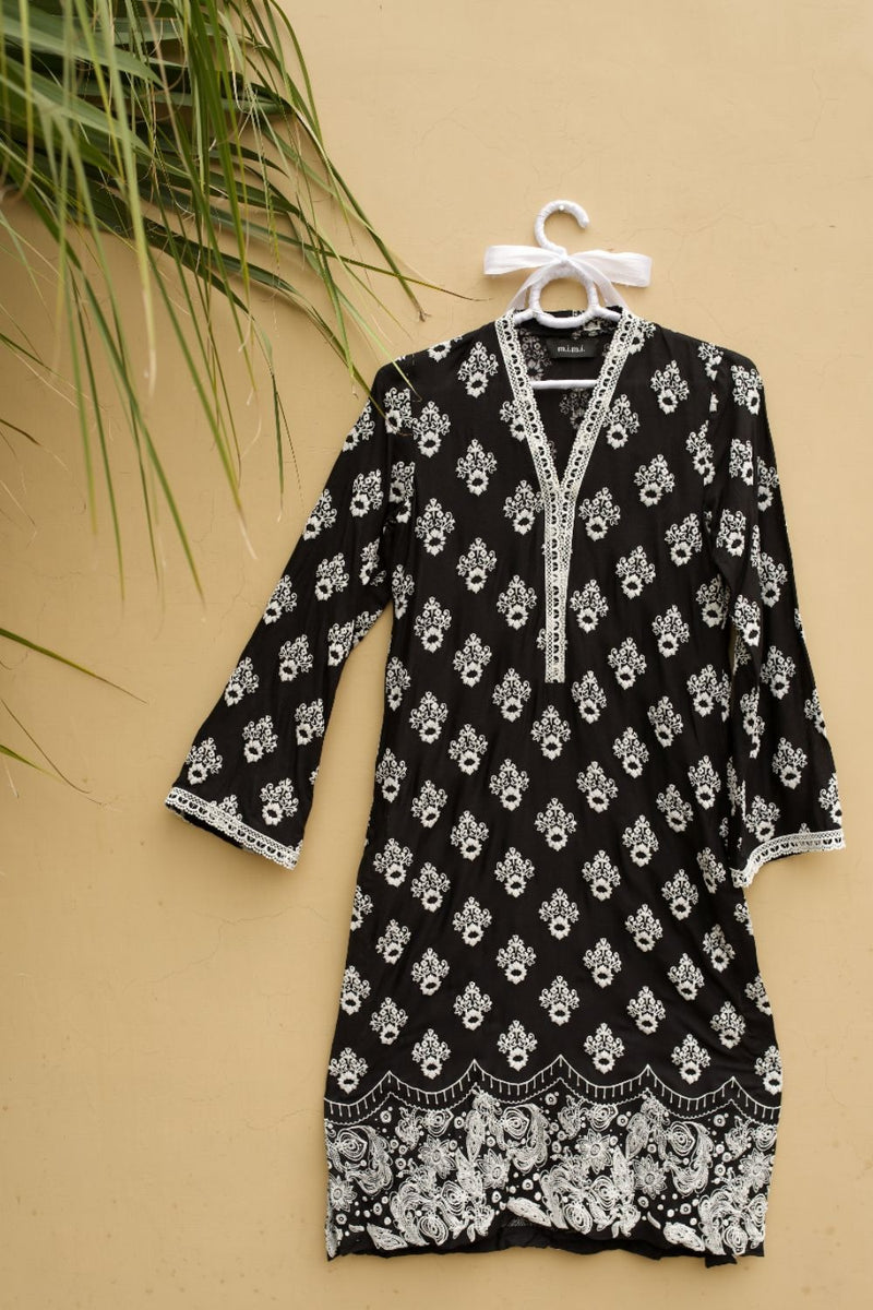 A1 V-Neck Full Sleeve Black Lawn Kurta with Chiffon Dupatta